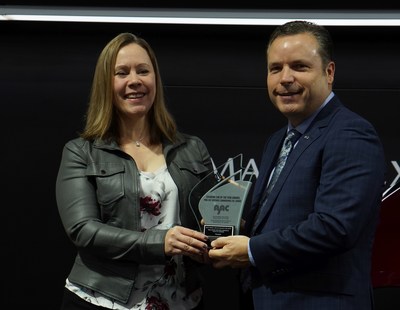Stephanie Wallcraft, AJAC President, presents AJAC award to David Klan, President, Mazda Canada (CNW Group/Mazda Canada Inc.)