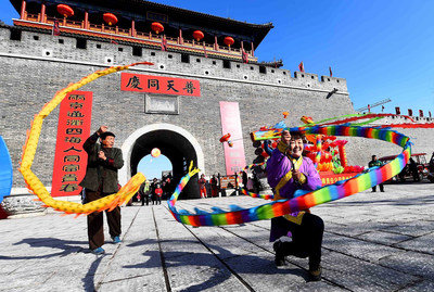 Inheritors of intangible cultural heritages are performing the Chinese yo-yo in the temple fair held in Qingzhou Ancient City Tourist Area in Weifang, which attracts many tourists for Spring Festival celebrations.