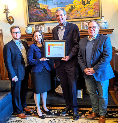 Brian Pallister, premier ministre du Manitoba (2e  dr.), et Scott Fielding, ministre des Finances ( dr.), en compagnie de Laura Jones et de Jonathan Alward ( g.) de la FCEI. (Groupe CNW/Fdration canadienne de l'entreprise indpendante)