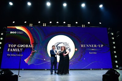 Runner-up of the Top Global Family, Karma representative, receiving the award from BIGO’s President, Jason Hu.