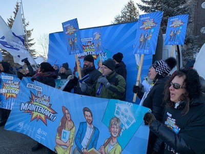 Manifestantes et manifestants de la Fdration des syndicats de l'enseignement (FSE-CSQ) runis au Manoir Saint-Sauveur. (Groupe CNW/Fdration des syndicats de l'enseignement (CSQ))