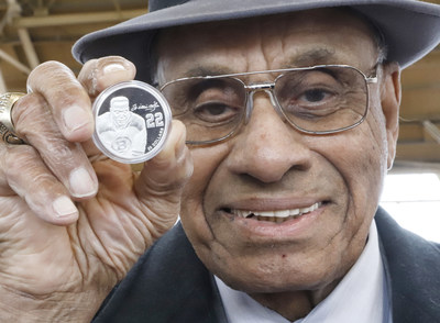 Willie O’Ree holds a Royal Canadian Mint pure silver collector coin bearing his image in celebration of Black History Month 2020. (CNW Group/Royal Canadian Mint)
