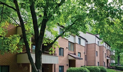 The Chimneys of Cradlerock, in Columbia, Maryland, is a pet-friendly community featuring 198 residential units.