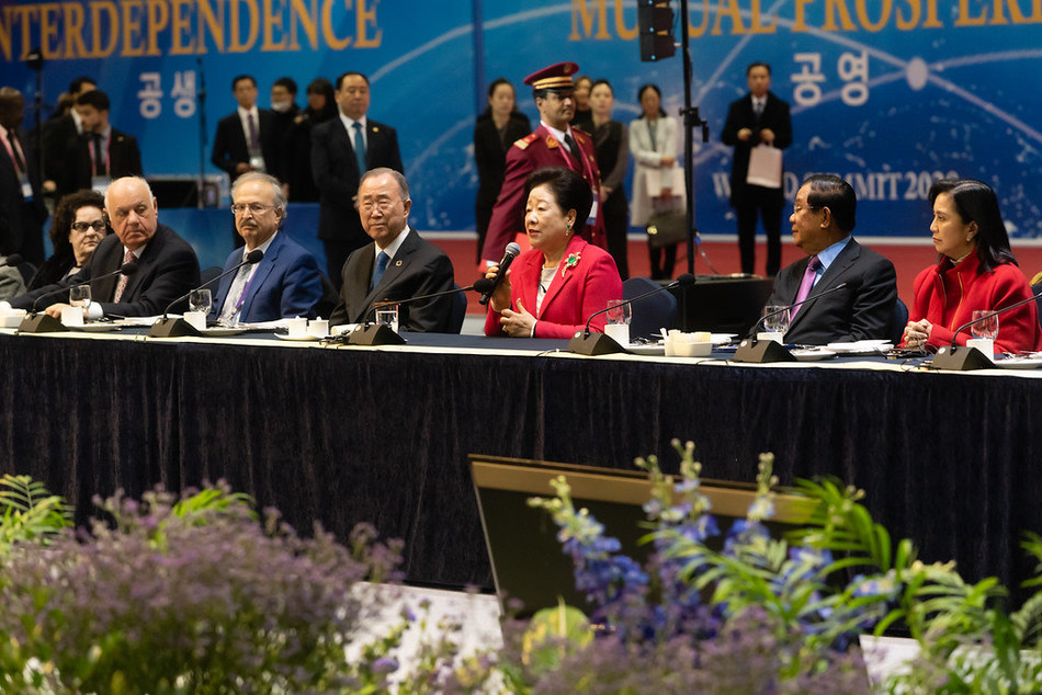 (From Left to Right) Former President of Albania Alfred Moisiu, Advisor to the President of Libya Dr. Fathi Noah, Former UN Secretary-General Ban Ki Moon, UPF Co-founder Dr. Hak Ja Han Moon, President Hun Sen of Cambodia, Vice-President Leni Lobredo of the Philippines (Photo credit: Graeme Carmichael)