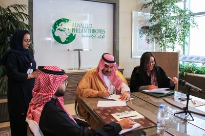 Alwaleed Philanthropies Secretary-General Princess Lamia bint Majid Al Saud (R) with Saudi Ambassador to Yemen and SDRPY Supervisor Mohammed bin Saeed Al Jabir (2nd from R) at the signing of the partnership agreement in Riyadh (5 Feb 2020)