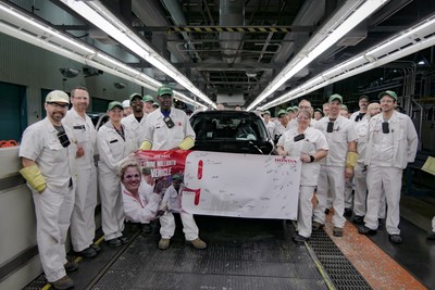 Les associs clbrent la production du neuf millionime vhicule de Honda of Canada Mfg.  l'installation de fabrication de l'entreprise situe  Alliston, en Ontario. (Groupe CNW/Honda Canada Inc.)
