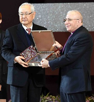 Le président sénégalais Macky Sall et le président d'honneur international de Religions for Peace, l'évêque Munib A. Younan, sont les lauréats du prix Sunhak pour la paix pour l'année 2020