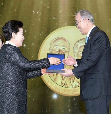 La fundadora Dra. Hak Ja Han Moon entrega el Premio al Centenario de los Fundadores al ex Secretario de Naciones Unidas, señor Ban Ki-moon. El Premio del Centenario se entregó por primera vez para conmemorar el centenario del Dr. Sun Myung Moon. (PRNewsfoto/The Sunhak Peace Prize Committee)