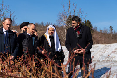 在歷史性的奧斯威辛之旅之後，穆斯林世界聯盟悼念斯雷布雷尼察大屠殺受害者