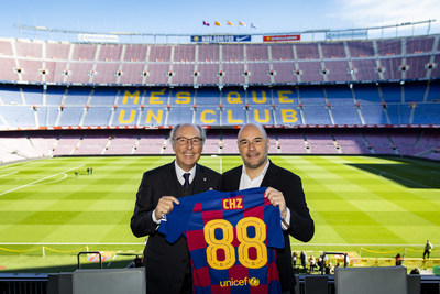 Josep Pont (izquierda), miembro de la junta del FC Barcelona y jefe del área comercial, y Alexandre Dreyfus (derecha), Director Ejecutivo de Chiliz y Socios.com, confirman la asociación en el estadio Camp Nou, en Barcelona.