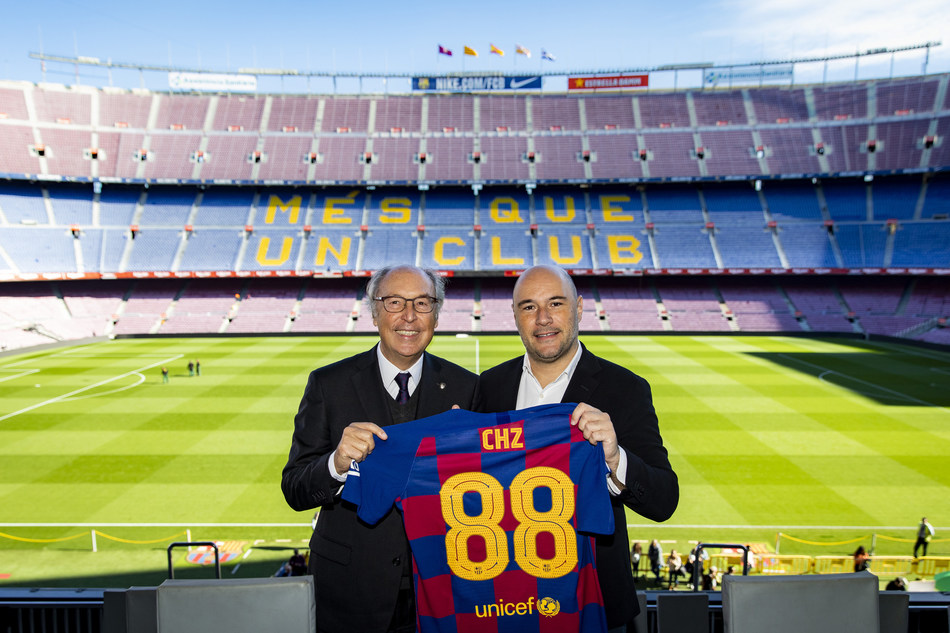 Josep Pont (links), Vorstandsmitglied und Leiter des Bereichs Commercial des FC Barcelona, mit Alexandre Dreyfus (rechts), CEO von Chiliz & Socios.com, bei der Unterzeichnung der offiziellen Vereinbarung im Camp Nou, Barcelona.