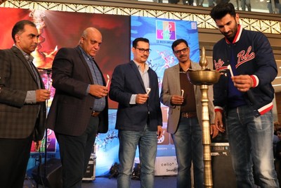 (From Left) Mr. Santush Pandde, Head-R City Mall, Mr. Rajiv Malla, CEO- R City Mall, Mr. Russell Fernandes, Associate Vice President - The Times of India, Mr. Rahul Shankar, Senior Vice President - The Times of India with Bollywood Superstar Mr. Aditya Roy Kapur at R City Art Festival, 2020.