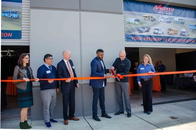 Ribbon cutting ceremony marks the opening of Motiv’s new Stockton service center on February 13th, 2020.
From left to right: Meredith Alexander, Policy Director, CALSTART, Larry Rillera, Air Pollution Specialist, Clean Transportation Program, CEC, Peter Christensen, Manager, Heavy-Duty Clean Transportation Incentives, CARB, Michael Tubbs, Mayor of Stockton, Matt O’Leary, Motiv Chairman & CEO, City Councilmember Christina Fugazi, SJVAPCD Board.