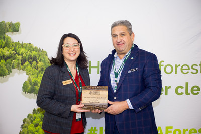 Canopy Growth receives the Green Legacy Award at Forests Ontario's annual conference. (CNW Group/Forests Ontario)