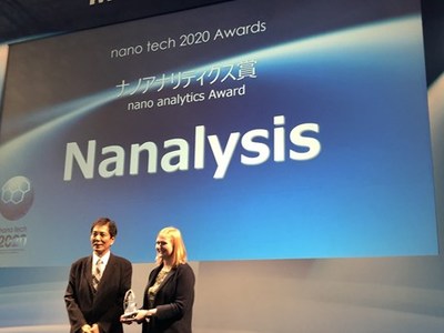 Dr. Riegel accepts the award for 'Best New Analytical Product' Nanotech Exhibition in Tokyo, Japan (CNW Group/Nanalysis Scientific Corp.)
