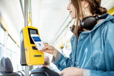Women paying for bus ticket via mobile device (CNW Group/FlightHub)