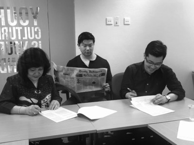 Bisnis Indonesia President Lulu Terianto (left) and FiscalNote CEO Tim Hwang (right) sign agreement to create joint venture company (Jakarta, Indonesia)