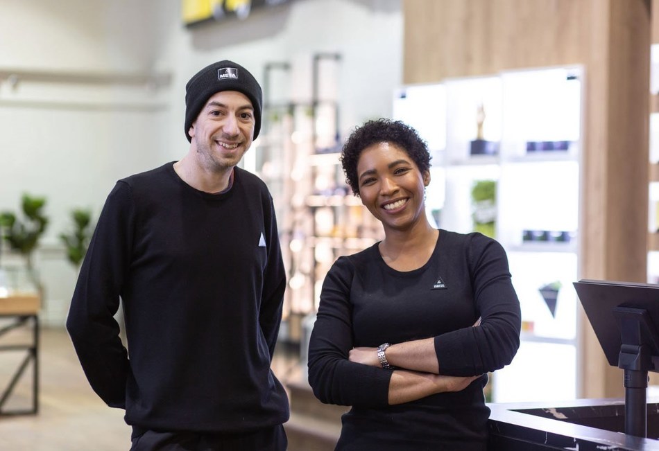 Meta Cannabis Co. sales staff, known as "Friendly Guides", help customers on their cannabis shopping journey (CNW Group/National Access Cannabis Corp d/b/a Meta Growth)