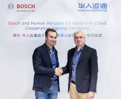 Photo: Mark Stanton, CTO of Human Horizons (right), and Dr. Elmar Pritsch, President of Bosch Connected Mobility Solutions (left), sign further details of the planned cooperation on behalf of their respective companies.