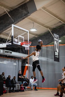 Caption: Orr High School (Chicago, IL) Sophomore Marquell Crump dunks in game during Underrated Tour’s Chicago Stop (Photo Credit: Estevan Cruz/SC30 Inc.)