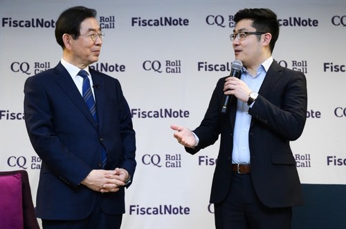 Seoul Mayor Park Won-Soon in January (left) with FiscalNote CEO Tim Hwang (right) during a scheduled visit to FiscalNote’s HQ in Washington, DC (Tom Williams/CQ Roll Call)