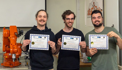 De gauche  droite : Olivier Lefebvre, Gabriel Maisonneuve et Simon Gurin, finissants du programme Techniques de gnie mcanique du Cgep Saint-Jean-sur-Richelieu, finalistes de la comptition canadienne du Trophe RobotFly et membres de la dlgation canadienne pour l'preuve internationale. (Groupe CNW/Cgep Saint-Jean-sur-Richelieu)