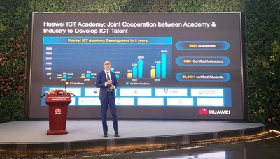 Hank Stokbroekx, vice-presidente de serviços empresariais da Huawei Enterprise BG, anuncia o lançamento da Huawei ICT Academy 2.0 (PRNewsfoto/Huawei)