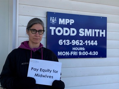 Midwife Jen McVittie poised to hand-deliver a letter to Todd Smith, MPP of Bay of Quinte, as part of a campaign to hold government accountable for pay equity. (CNW Group/Association of Ontario Midwives)