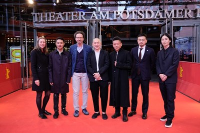 Crews of “Days (Rizi)” and the director duo of Berlinale at the film’s world premiere.