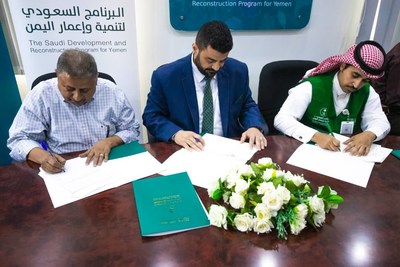 Left to right: Qaed Rashed, head of the Cleaning and Improvement Fund in Aden (CIFA), Aden Governor Ahmed Salem Rabeea and Eng. Mohammed bin Abdullah Al Hadi, chief of the Saudi Development and Reconstruction Program for Yemen (SDRPY) delegation in Aden, sign a memorandum of joint cooperation (21 March 2020)