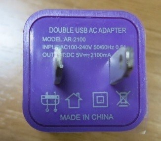 Double USB AC Adapter 2.1A, 1.0A (CNW Group/Health Canada)