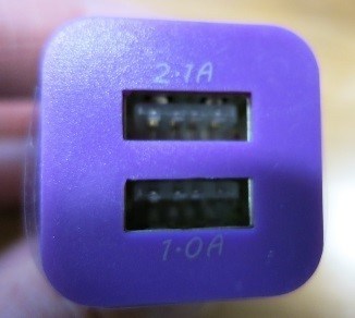 Adapteur double USB AC  2.1A, 1.0A (Groupe CNW/Santé Canada)