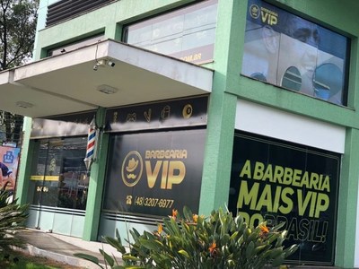 Barbearia Vip doa R$ 19 mil em shampoo para acolhimento de moradores de rua