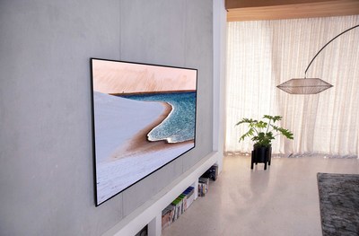 The Red Dot Best of the Best winner in the product design category features LG’s luxurious gallery design which enables the art-inspired slender TV to sit flush on the wall, offering new decorating and installation possibilities.