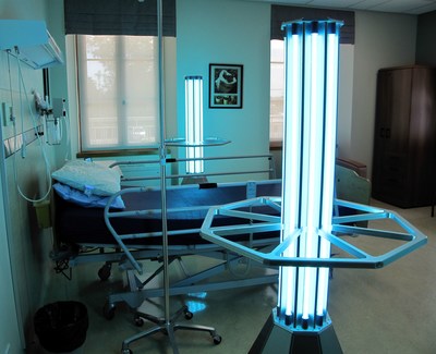 Two Sanuvox ASEPT.2X UVGI sterilization towers disinfecting a hospital room. (CNW Group/Sanuvox)