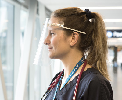 A nurse wearing a face shield. (CNW Group/École de technologie supérieure)