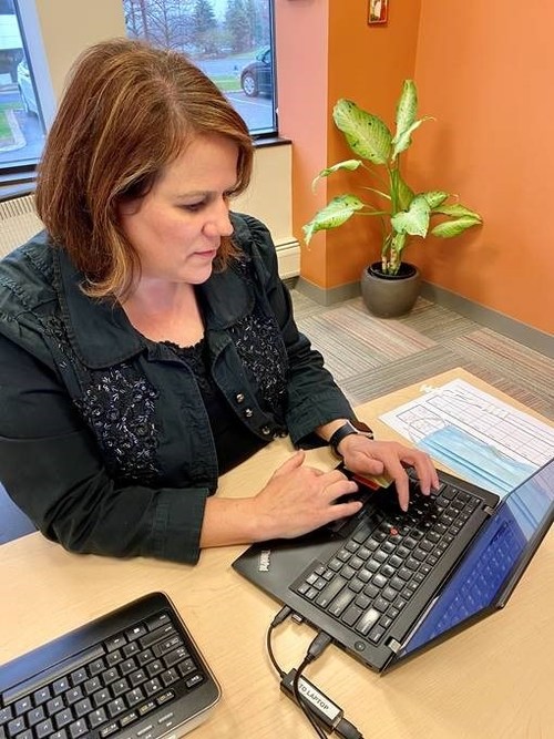 Dr. Suzanne Morgan of Paladina Health’s Akron (OH) direct primary care clinic consults with a patient virtually via teleconferencing.