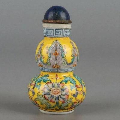 Fine and very rare Famille Rose enameled double-gourd-shape glass snuff bottle, Qianlong, Chinese Imperial Palace Workshops, 4-character mark (1736-1780). Similar to example auctioned by Christie's NY in 2006 for $329,600. Est. £50,000-£75,000