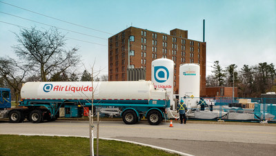 Air Liquide crew unloads liquid oxygen in the supply system recently installed at the Trillium Health Partners temporary hospital in Mississauga. (CNW Group/Air Liquide Canada)