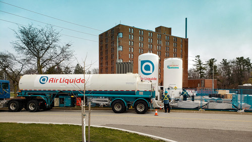 Une équipe d'Air Liquide décharge ici l'oxygène liquide dans le système d'approvisionnement mis en place récemment à l'hôpital temporaire Trillium Health Partners à Mississauga. (Groupe CNW/Air Liquide Canada)