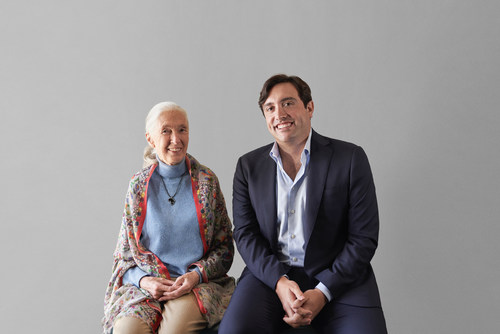 Dre Jane Goodall et le chef de la direction de Neptune Solutions Bien-Être, Michael Cammarata, s’associent pour développer conjointement des produits naturels de santé et de bien-être sous la marque Forest RemediesMC. (Groupe CNW/Neptune Solutions Bien-Être Inc.)