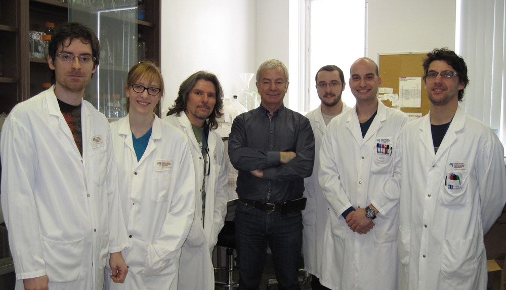 Le chercheur Pierre Talbot de l'INRS entouré de son équipe, notamment son ancien associé de recherche Marc Desforges (à sa droite), dans son laboratoire de neuroimmunovirologie ​au Centre Armand-Frappier Santé Biotechnologie à Laval. (Groupe CNW/Institut National de la recherche scientifique (INRS))