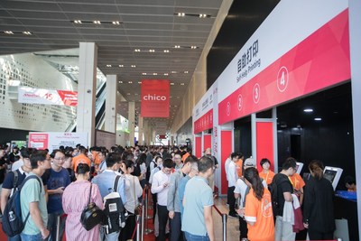 A long queue of visitors at Medtec China 2019