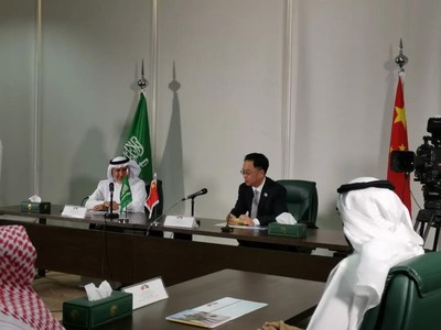 Online Signing Ceremony in Riyadh. Dr. Abdullah Al-Rabeeah, Chairman of the Negotiating and Purchasing Committee and supervisor general of the King Salman Humanitarian Aid and Relief Center (left), Chen Weiqing, Chinese Ambassador to Saudi Arabia (right).