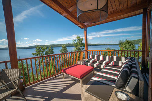 Vue du lac Beauchêne depuis la terrasse de l’un des dix chalets de luxe de la réserve. Chaque chalet de luxe est situé au bord d’un lac et offre un quai et une terrasse privées. (Groupe CNW/Beauchene Wilderness Lodge)