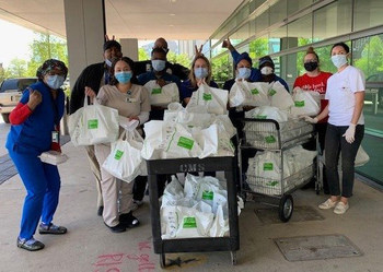 (NEW ORLEANS) Hancock Whitney partnered with the Ralph Brennan Restaurant Group to deliver meals to support and show appreciation to #HealthcareHeroes at University Medical Center in New Orleans.