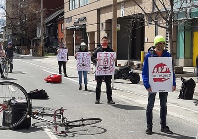 Foodora Couriers and CUPW stage a safe, physically distanced protest at Foodora Canada's headquarters. (CNW Group/Canadian Union of Postal Workers)