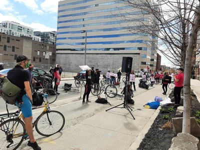 Foodora Couriers and CUPW stage a safe, physically distanced protest at Foodora Canada's headquarters. (CNW Group/Canadian Union of Postal Workers)