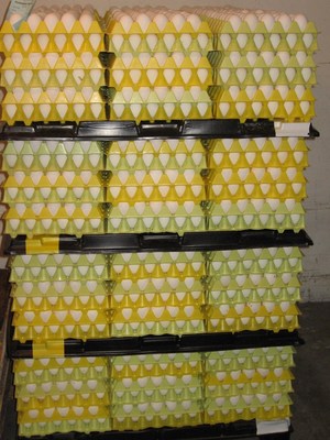 BC Egg farmers donate 25,000 dozen eggs a week to Food Banks BC. (CNW Group/B.C Egg)