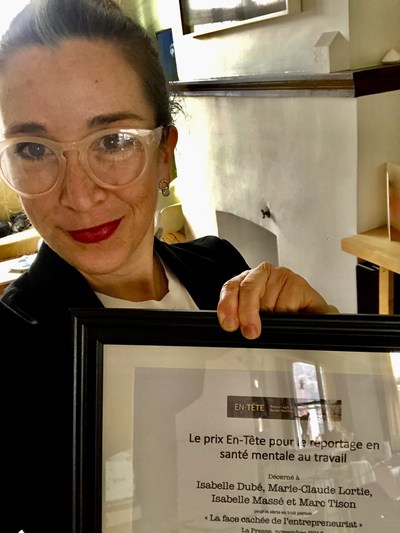 Marie-Claude Lortie, membre d'une équipe de quatre journalistes qui a remporté le prix En-Tête pour 2019 pour une série de reportages en huit parties intitulée «La face cachée de l'entrepreneuriat», publié dans La Presse en décembre dernier. (Groupe CNW/Le Forum des journalistes canadiens sur la violence et le traumatisme)